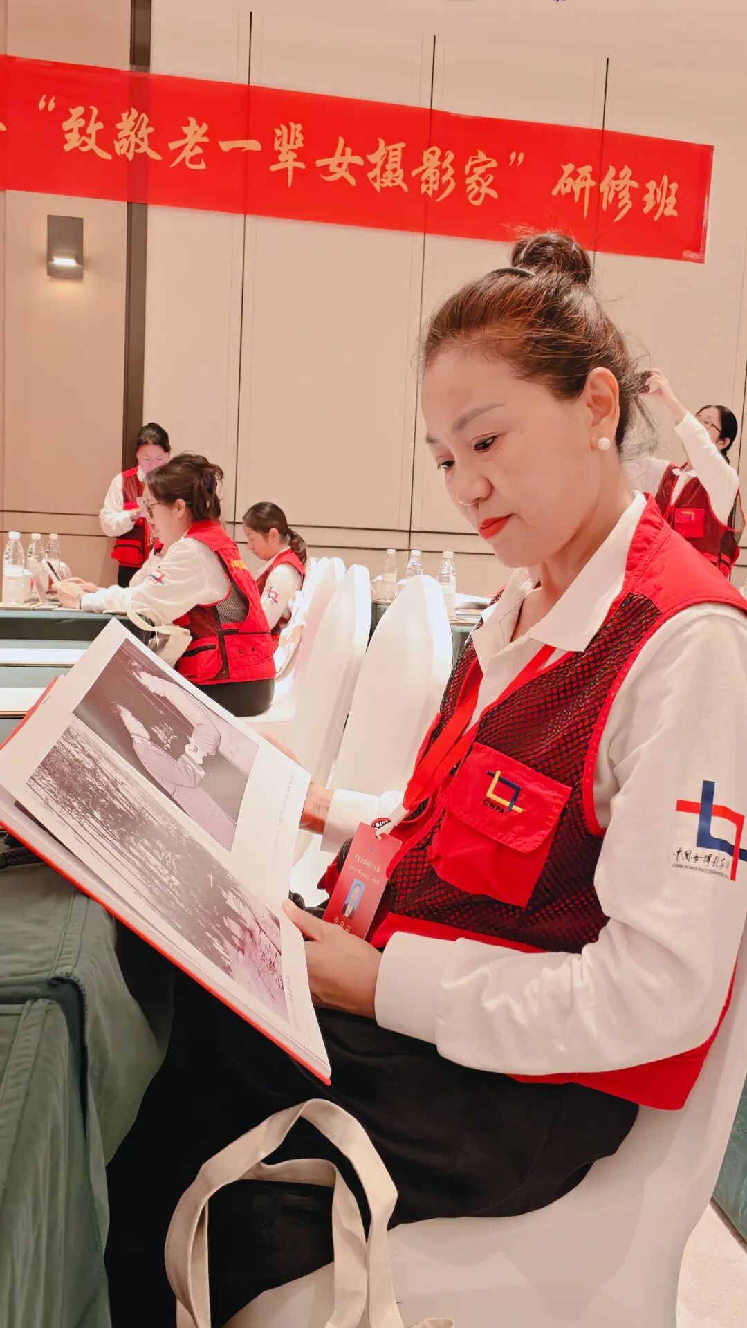 研修班發給學員的《時代的追光者——陳菁、侯波、邵華攝影作品集》畫冊。劉森月攝