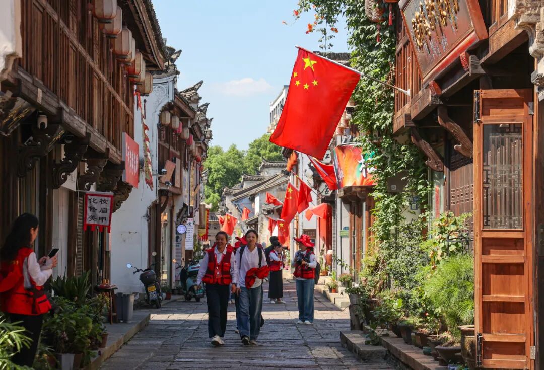 走進古街。吳瑞英 攝